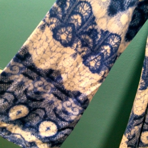 Forever 21 Small Blue Unique Print Shirt/Tunic - Picture 5 of 7